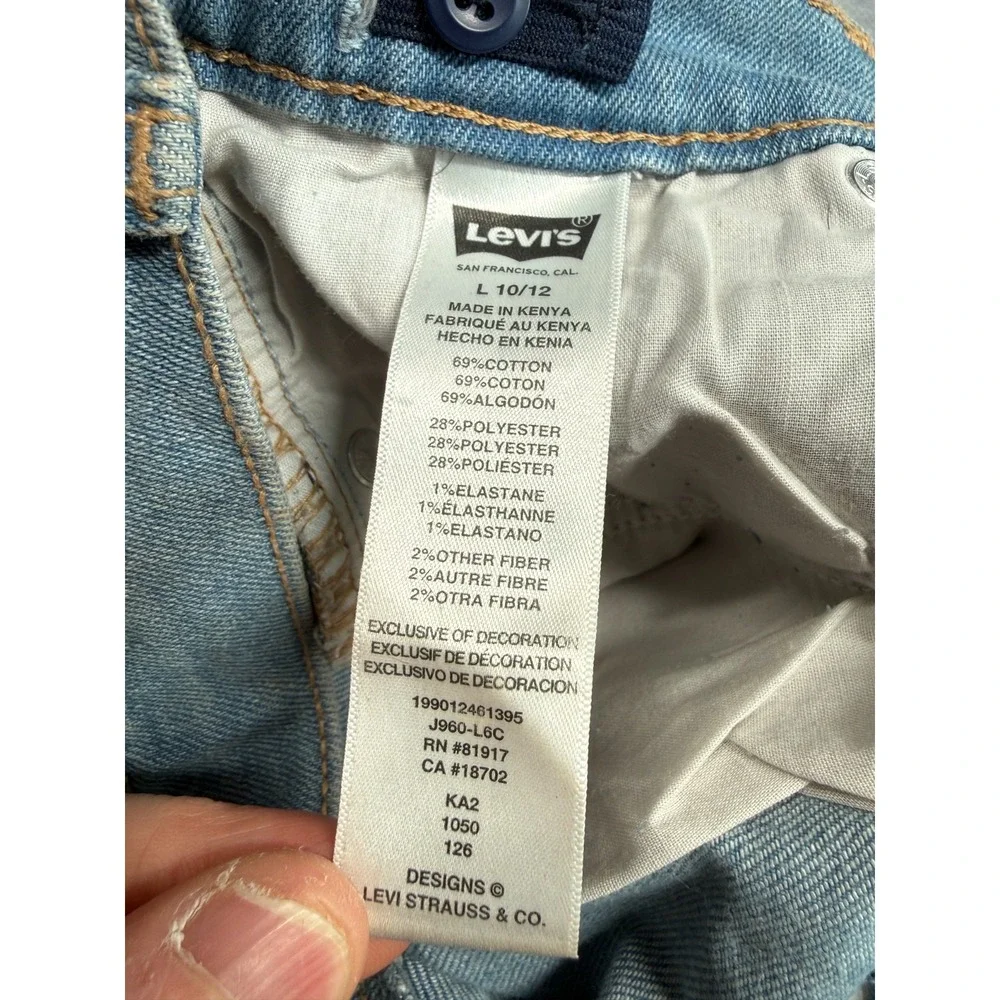 Levis feature design include